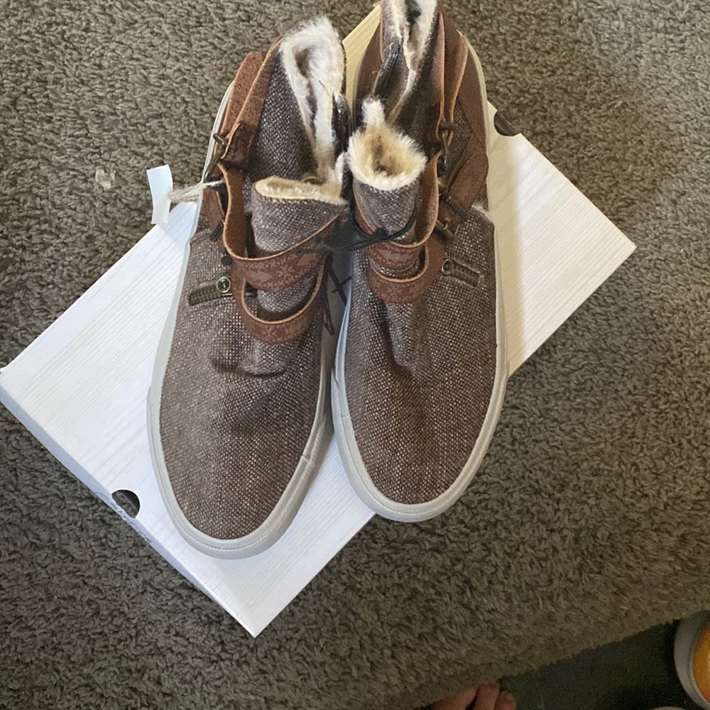 Blowfish size 9 zip up ankle boots